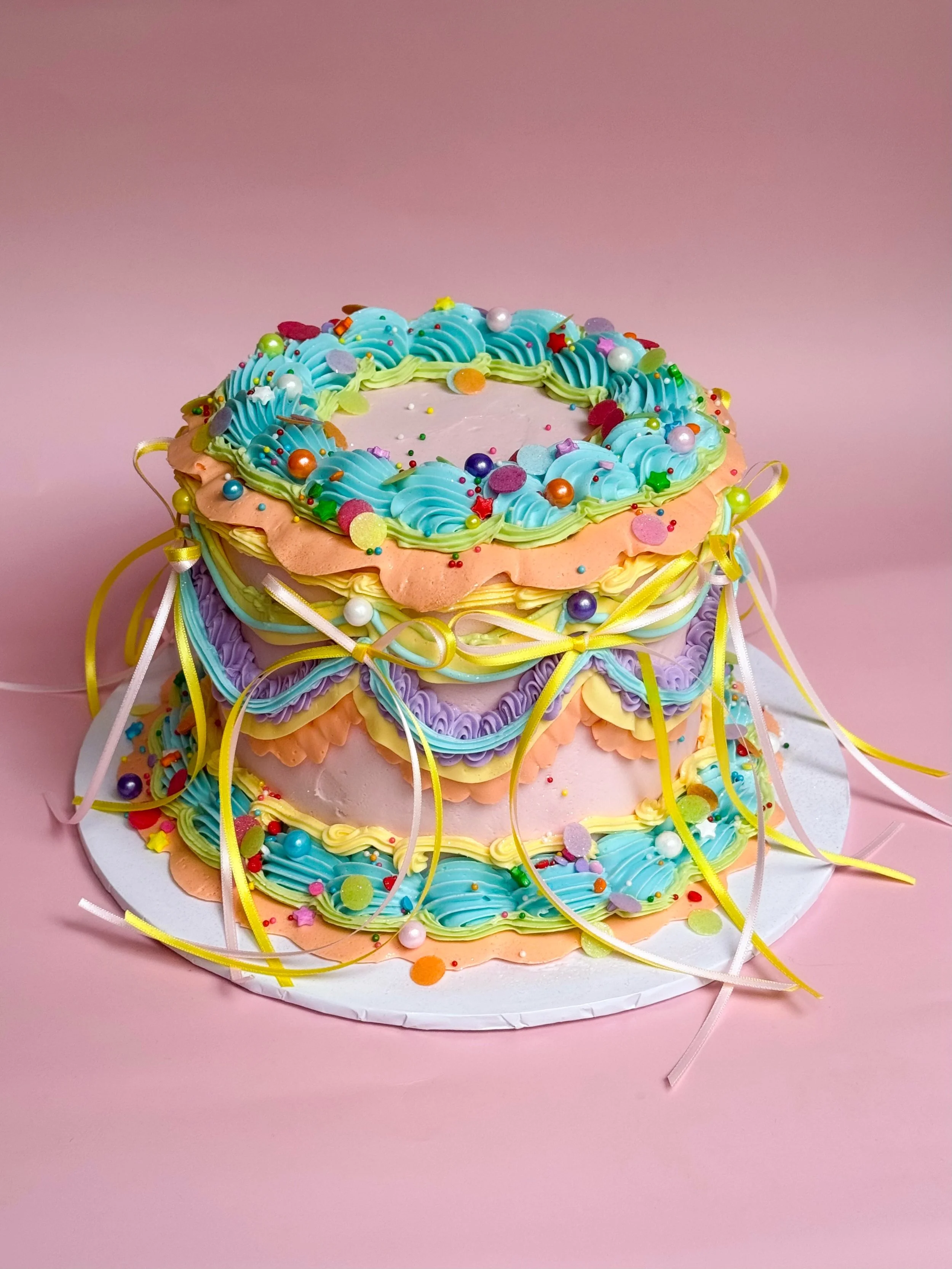 You say confetti I say tell me when to stop 🎉 Convinced I got the last jar of @sprinks_baking wafer confetti sprinkles in the US and omg I&rsquo;m OBSESSED. 
-
Vintage cake, confetti cake, rainbow cake, colorful cupcakes, custom cake, columbus baker