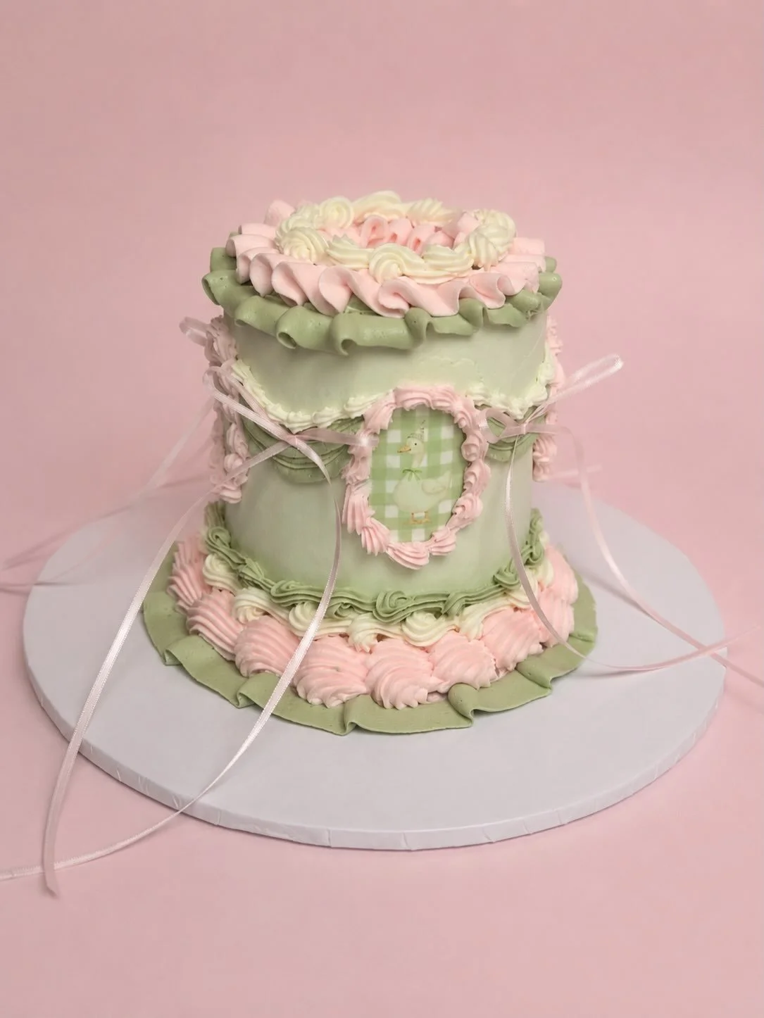 ONE Silly Goose! 🪿 it&rsquo;s so much work but I LOVE seeing a full set come together like this (and a mama who appreciates a good aesthetic, even for the kids 😅)

@paper2eat always
-
One silly goose, smash cake, cake pops, custom buttercream cooki