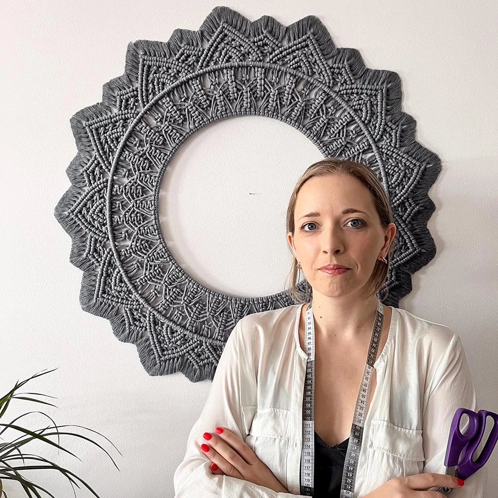 Óriás szürke makramé mandala mögöttem a falon