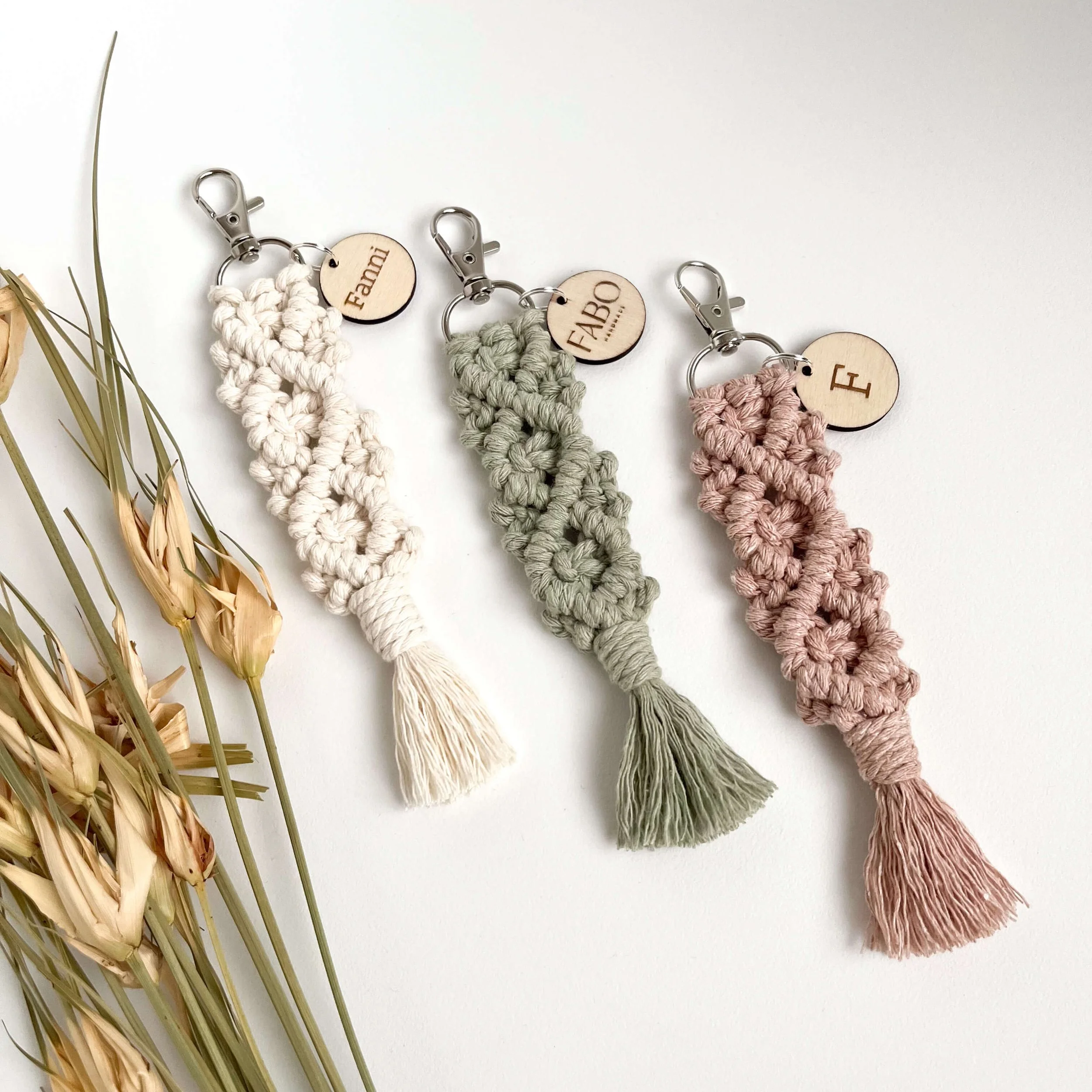 Névre szóló makramé kulcstartók
