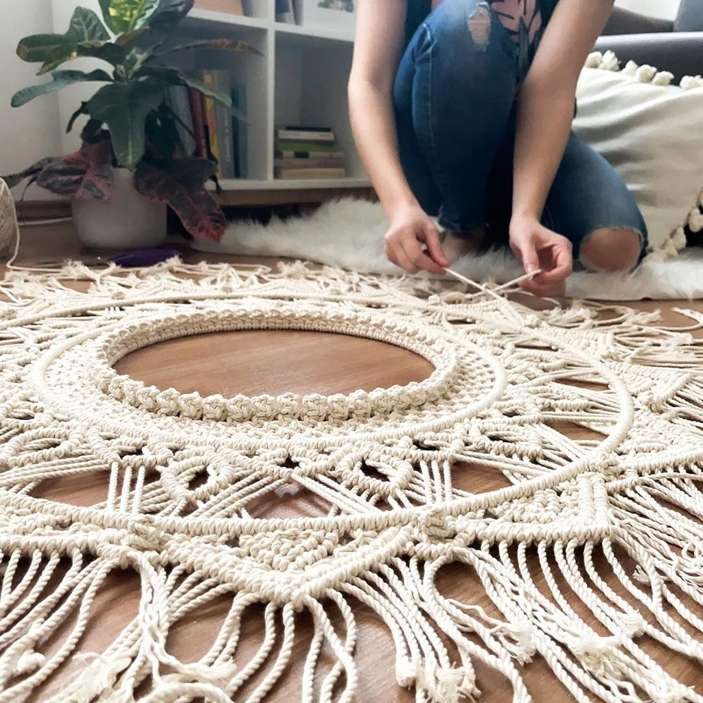 Óriás makramé mandala csomózás közben a földön