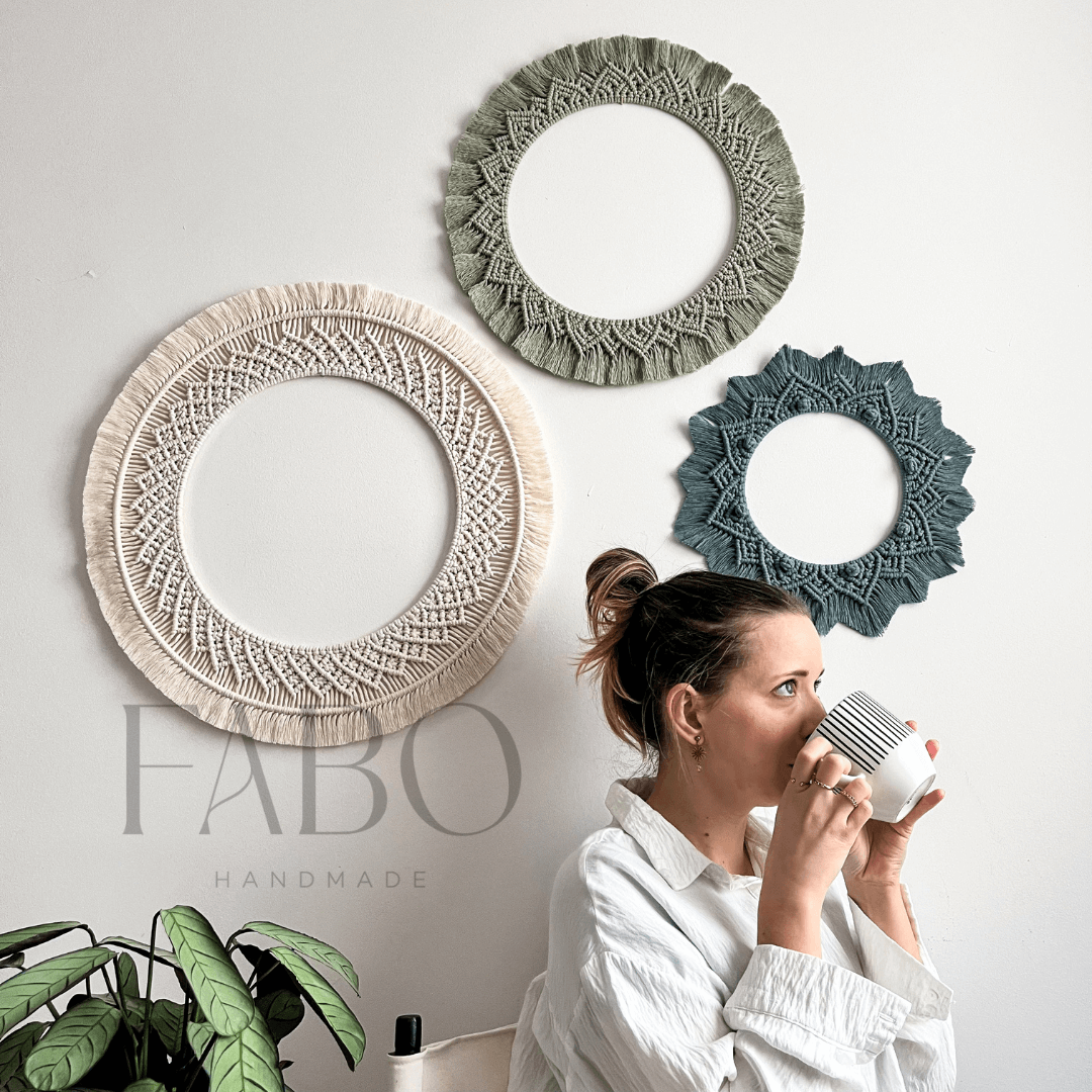 Három közepes méretű makramé mandala a falon