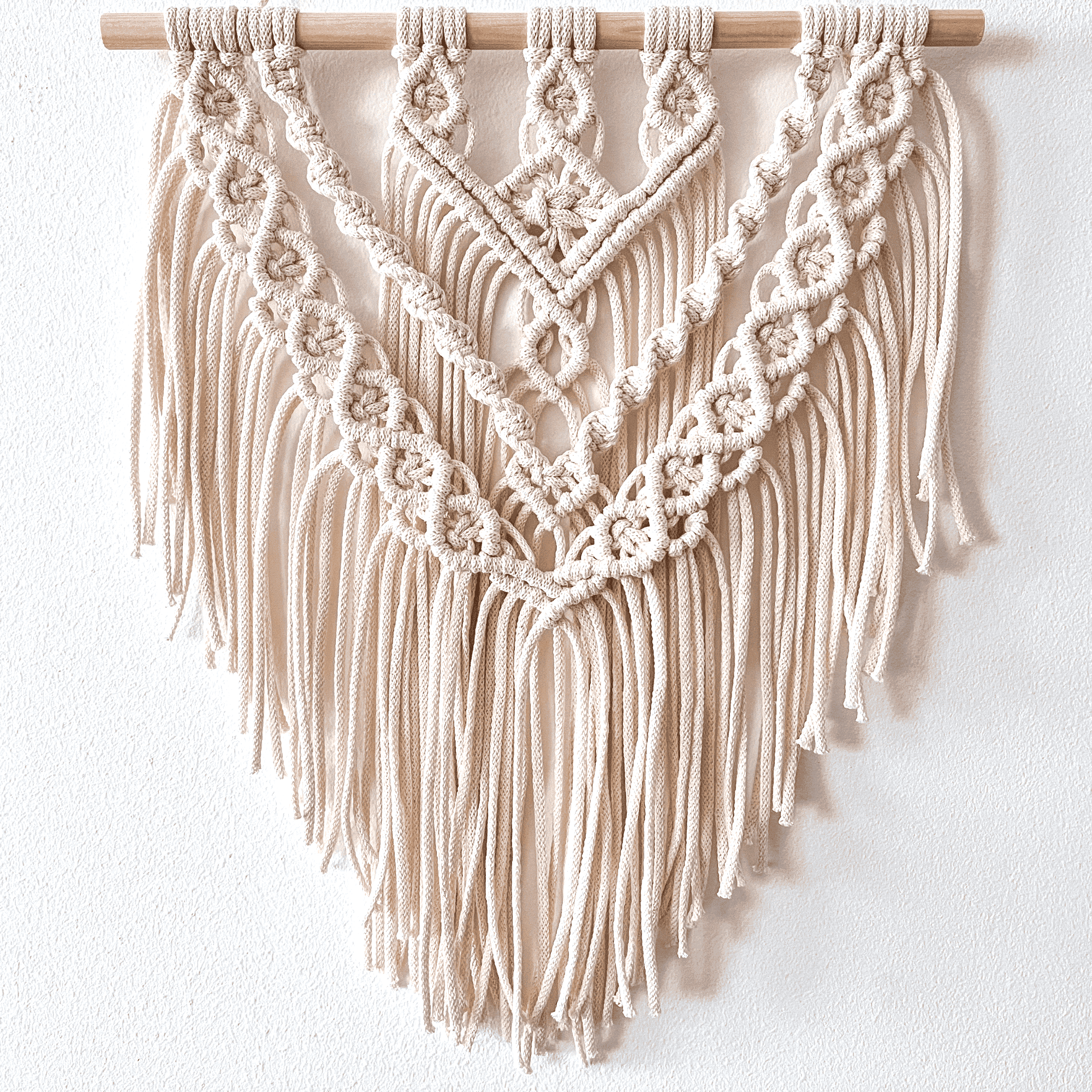 Natúr fehér színű fonalból csomózott makramé falidísz