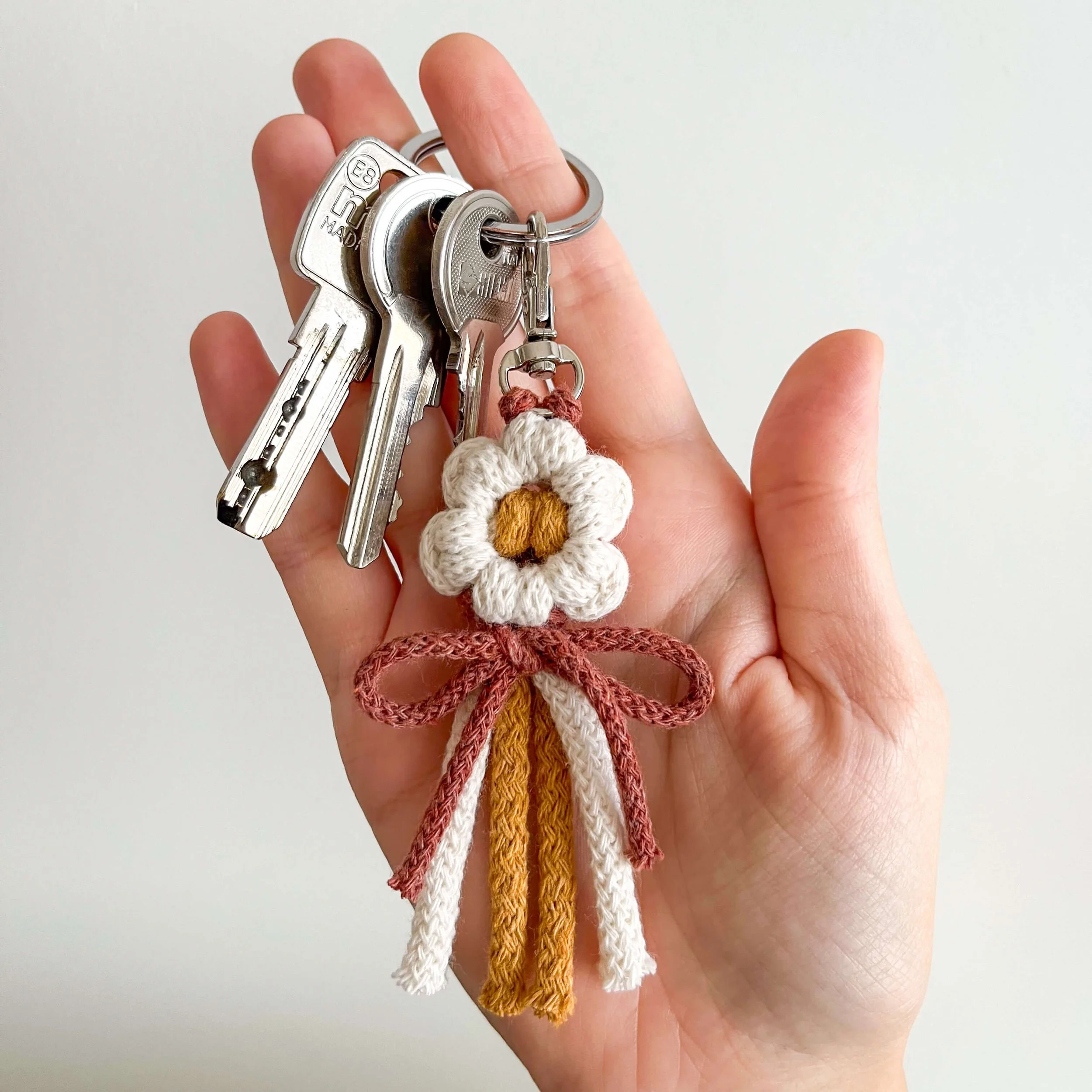 Virág alakú makramé kulcstartó