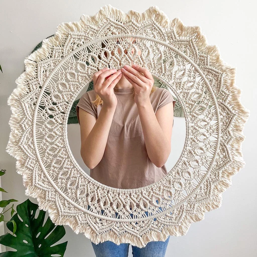 Egyedi natúr óriás makramé mandala a kezemben