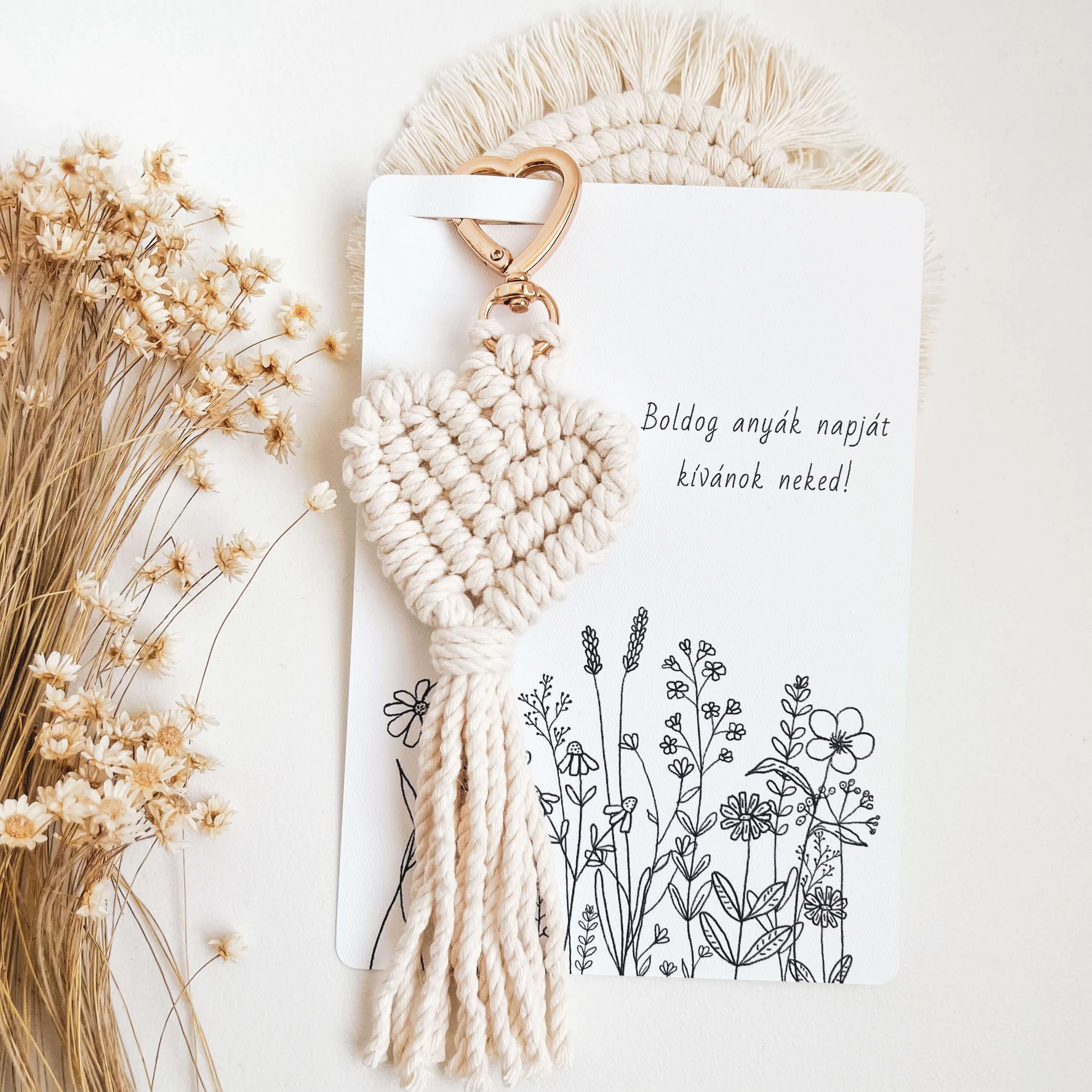 Szív alakú makramé kulcstartó, anyák napi képeslappal