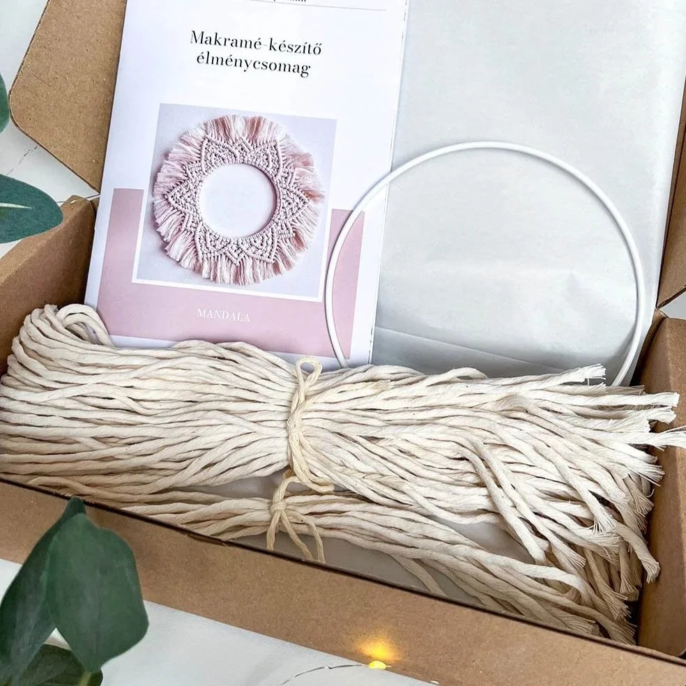 Makramé mandala DIY csomag szett, leírással, méretre vágott fonallal, fém karikával