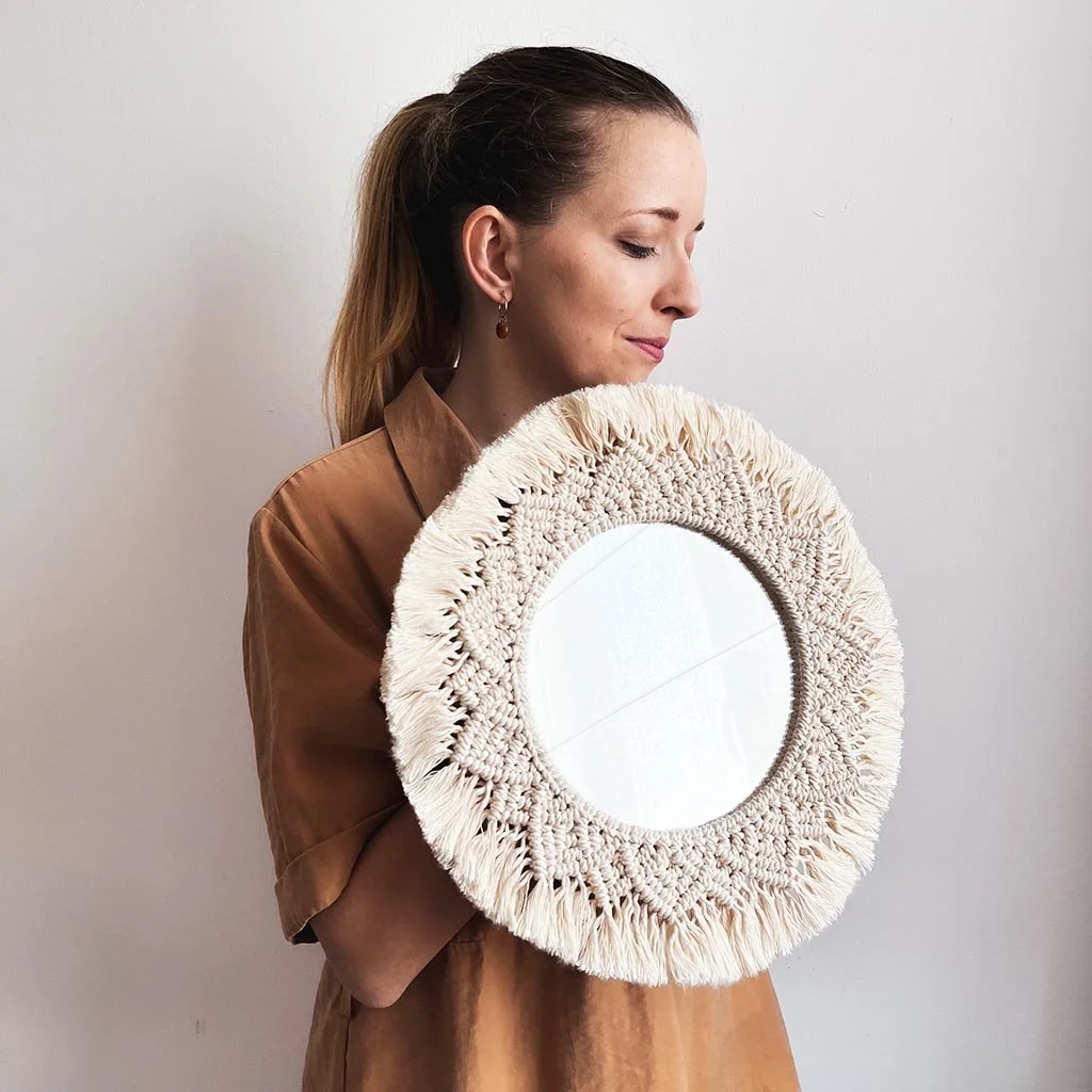 Bohém makramé mandala tükör natúr színű fonalból a kezemben