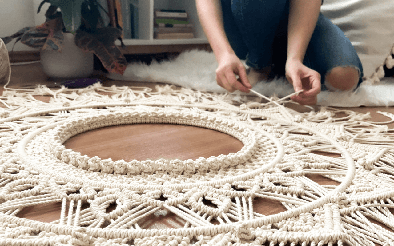 Makramé mandala csomózás a földön