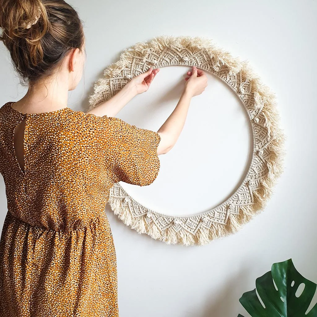 Szimpla nagy makramé mandala natúr színű fonalból a falon