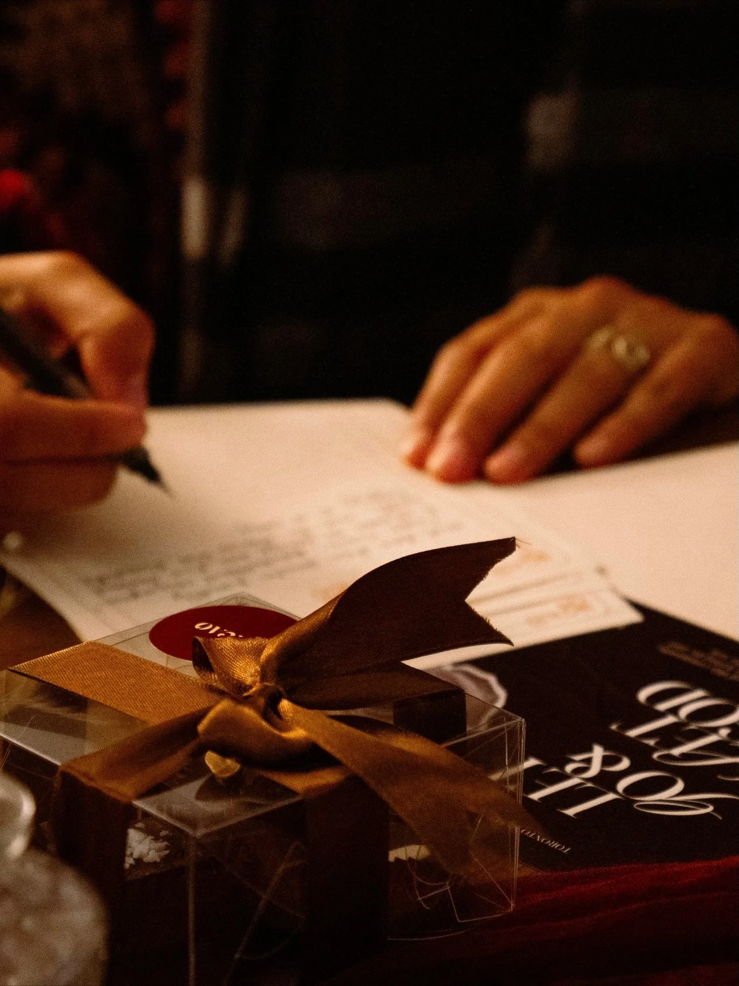 a night of letting go 💌✒️

big thank you to:
@tazkiyahpsychotherapy for facilitating this event so beautifully 
@barakahnutrition for the black seed &amp; honey gummies 
@dosejuice for the wellness shots 
@cacaodelightt for the most beautiful and de