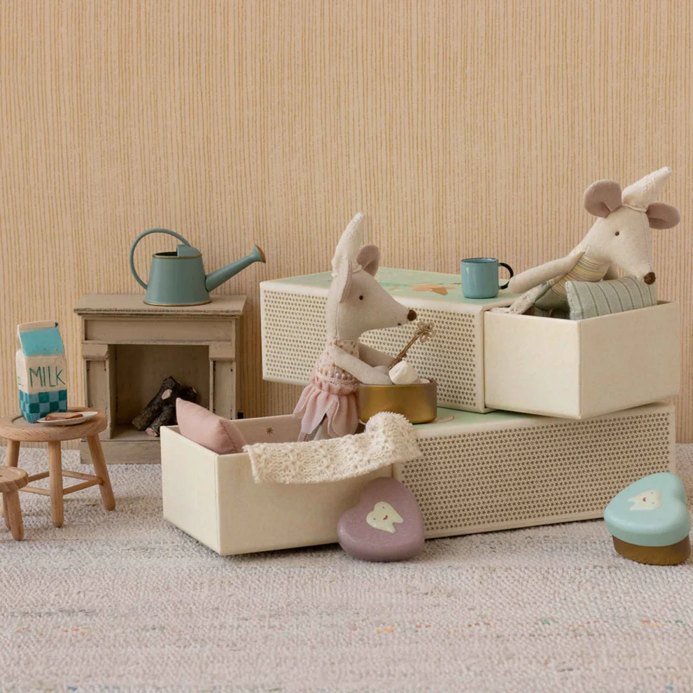 Maileg-Tooth-Fairy-Mouse-Little-Mouse-In-Matchbox-Lifestyle.jpg