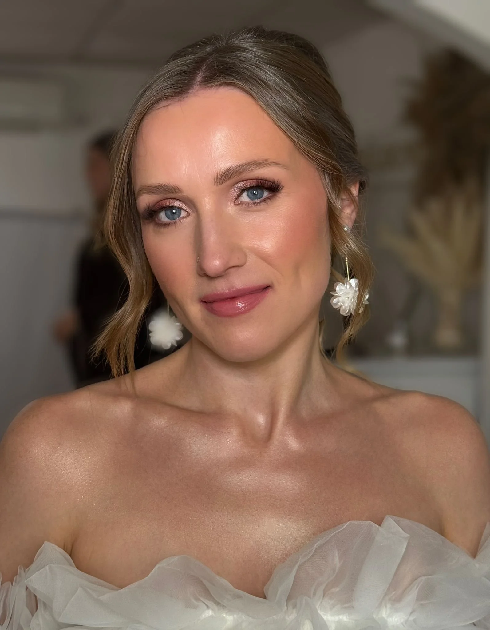 Soft Glam Glowy Makeup with pinky tones