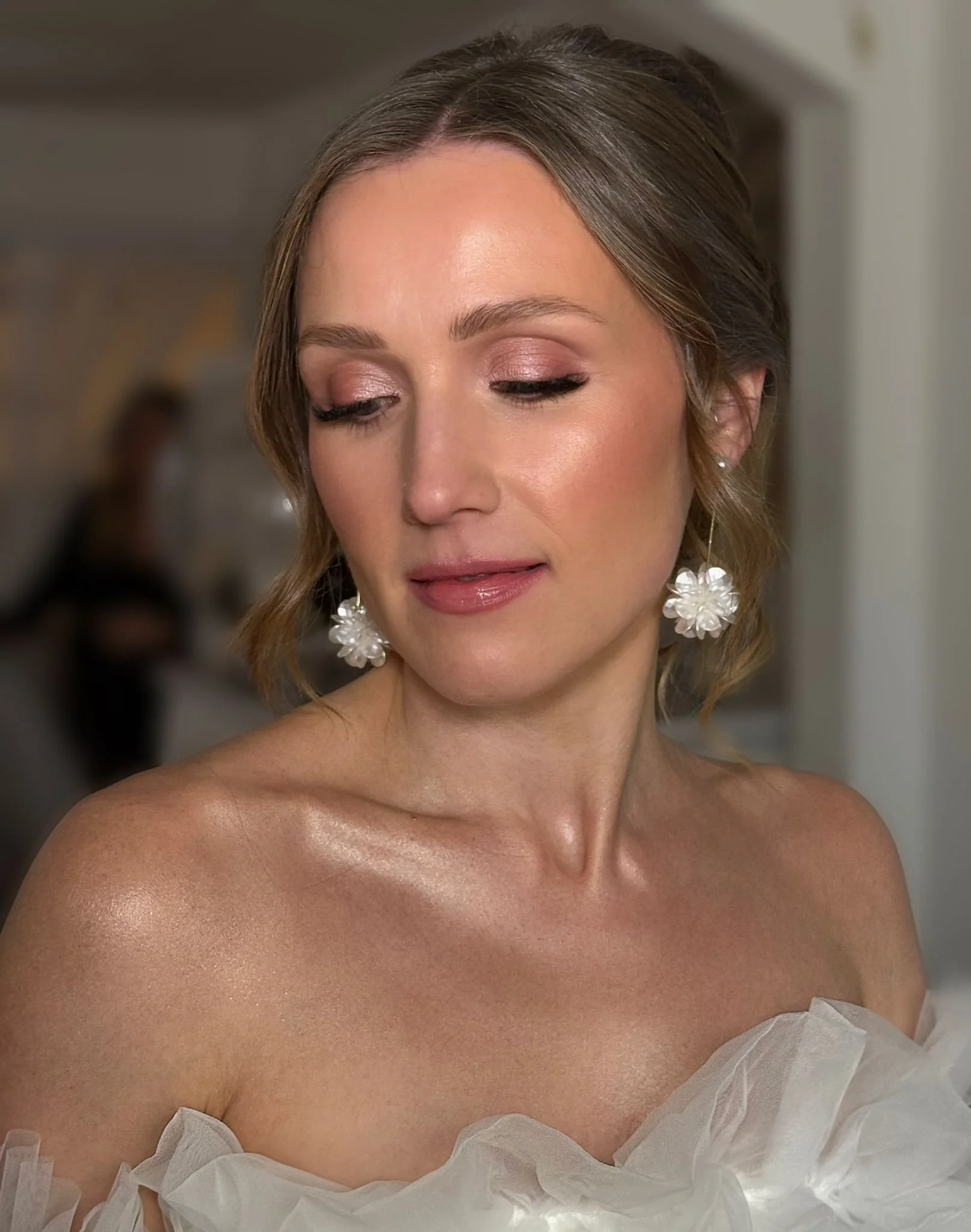 Soft Glam Glowy Makeup with pinky tones