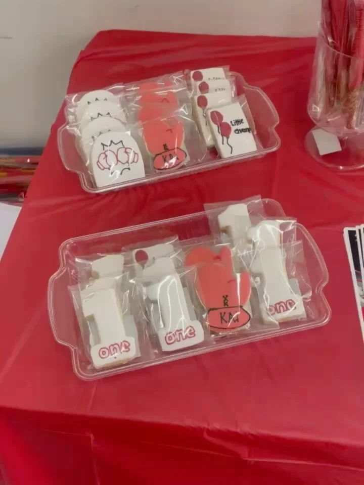 ✨LET&rsquo;S GET READY TO RUMBLE 🥊✨
We knocked this 1st birthday party out of the park with:
🎂 A 4-inch smash cake
🧁 4 dozen cupcakes
🍪 2 dozen royal icing cookies
🍡 2 dozen cake pops
🥨 Chocolate-covered pretzels

Book us for your next event an