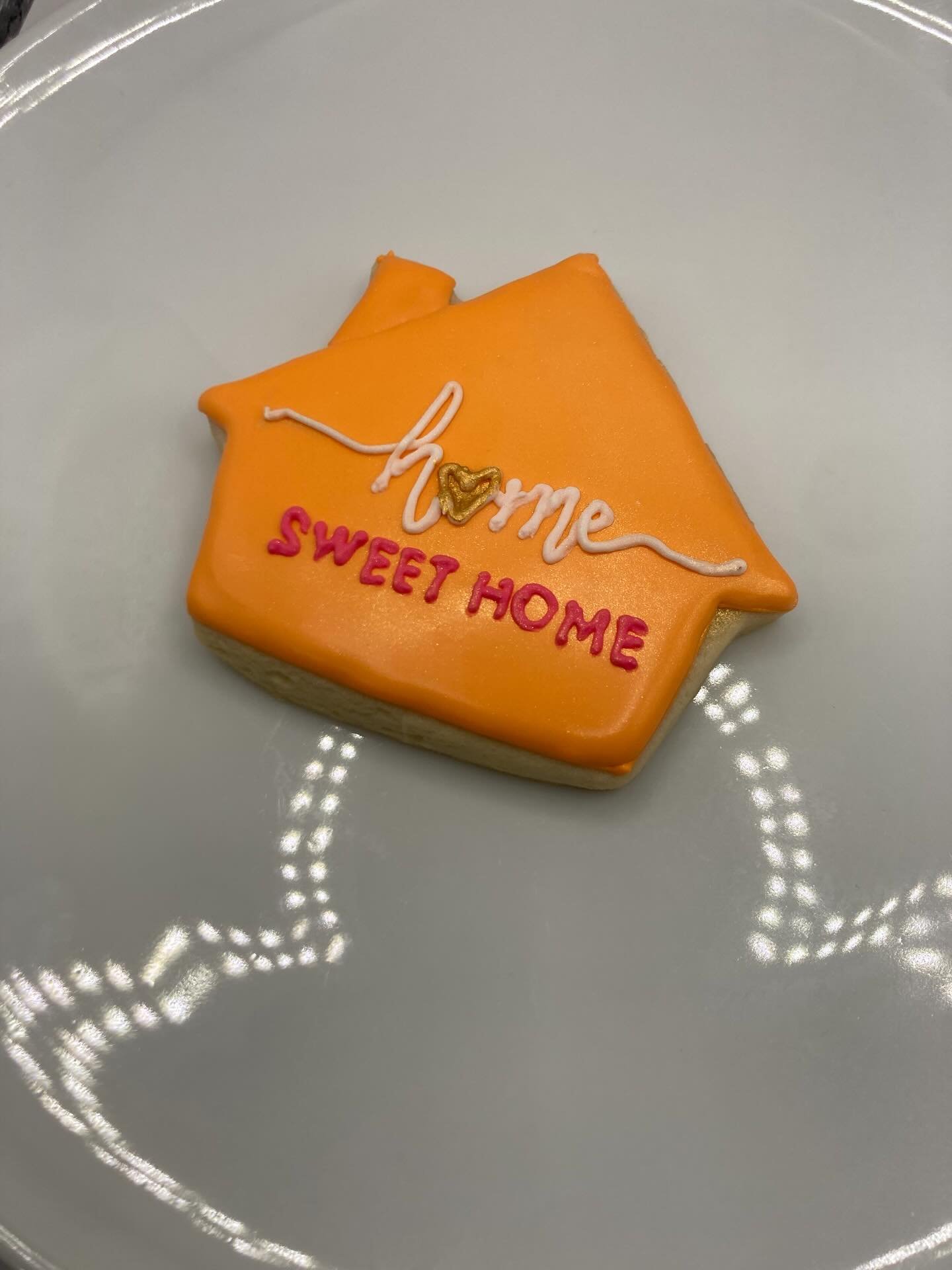 New home, who dis? 🏡🎉

Big accomplishments call for sweet celebrations. We love supporting your milestones with desserts that make the moment even more special.These custom royal icing sugar cookies are always a crowd-pleaser.

#housewarmingcookies