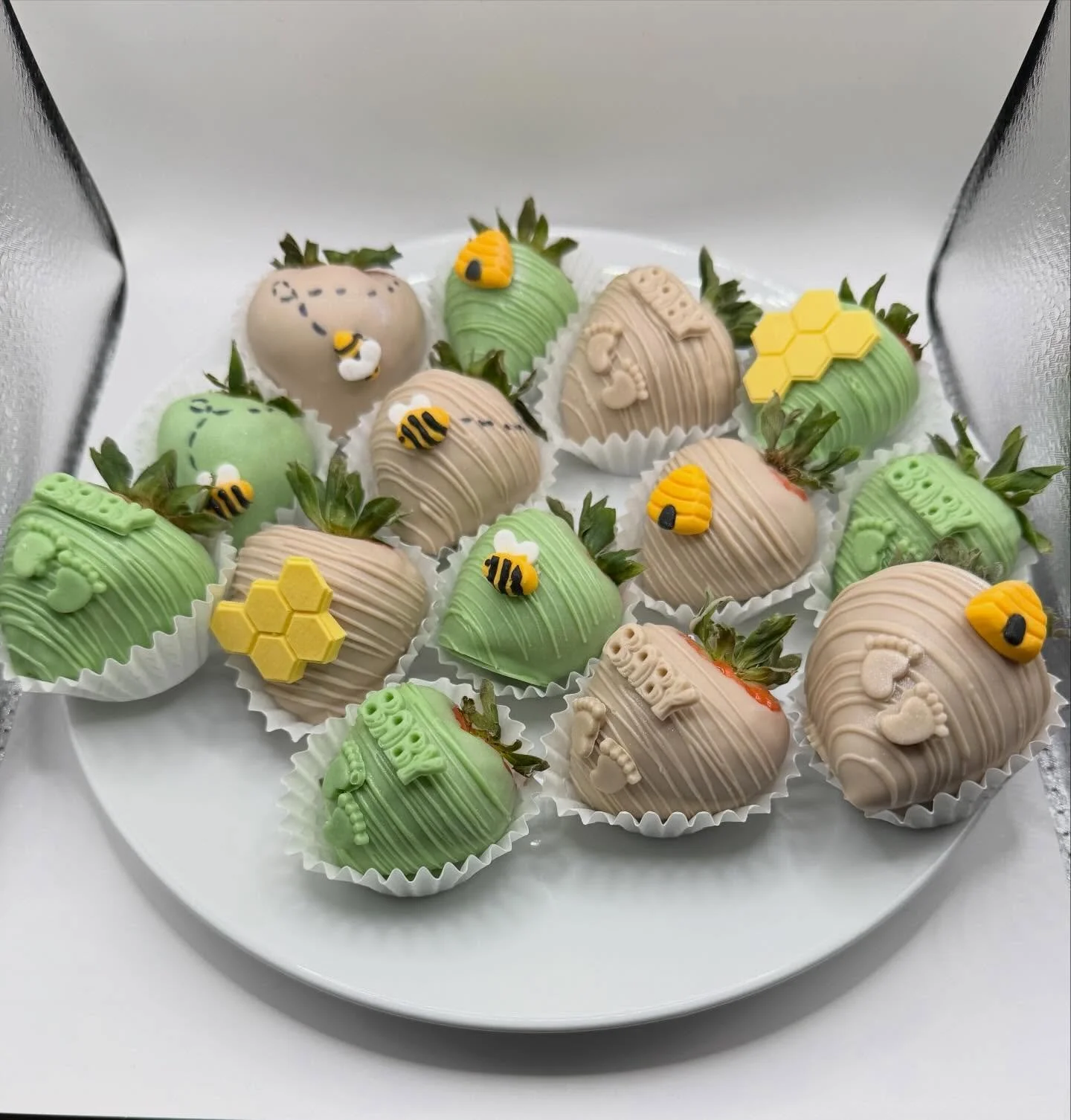 Winnie the Pooh baby shower set 🐻🍯 Pooh is my all-time favorite character! Swipe to see these sweet treats I had the pleasure of making: chocolate-covered strawberries, chocolate-covered Rice Krispies, and chocolate-covered pretzels 💛

#columbusoh