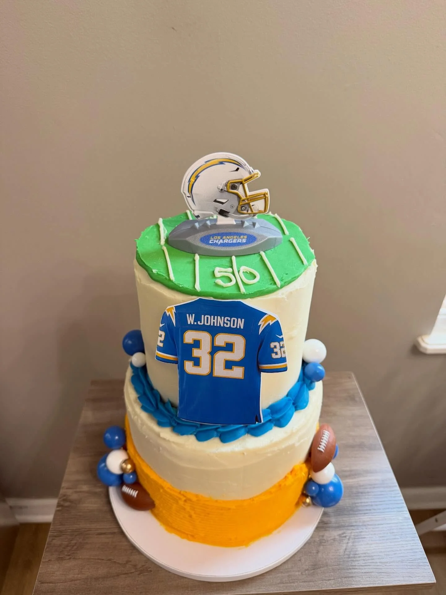 Football. Birthday. Repeat. 🏈⚡️🎂
This order features a two-tier vanilla cake with matching cupcakes, cake pops, and an assorted cookie platter.
✨ Planning a celebration? Visit www.tummylovedessert.com to book your custom order.