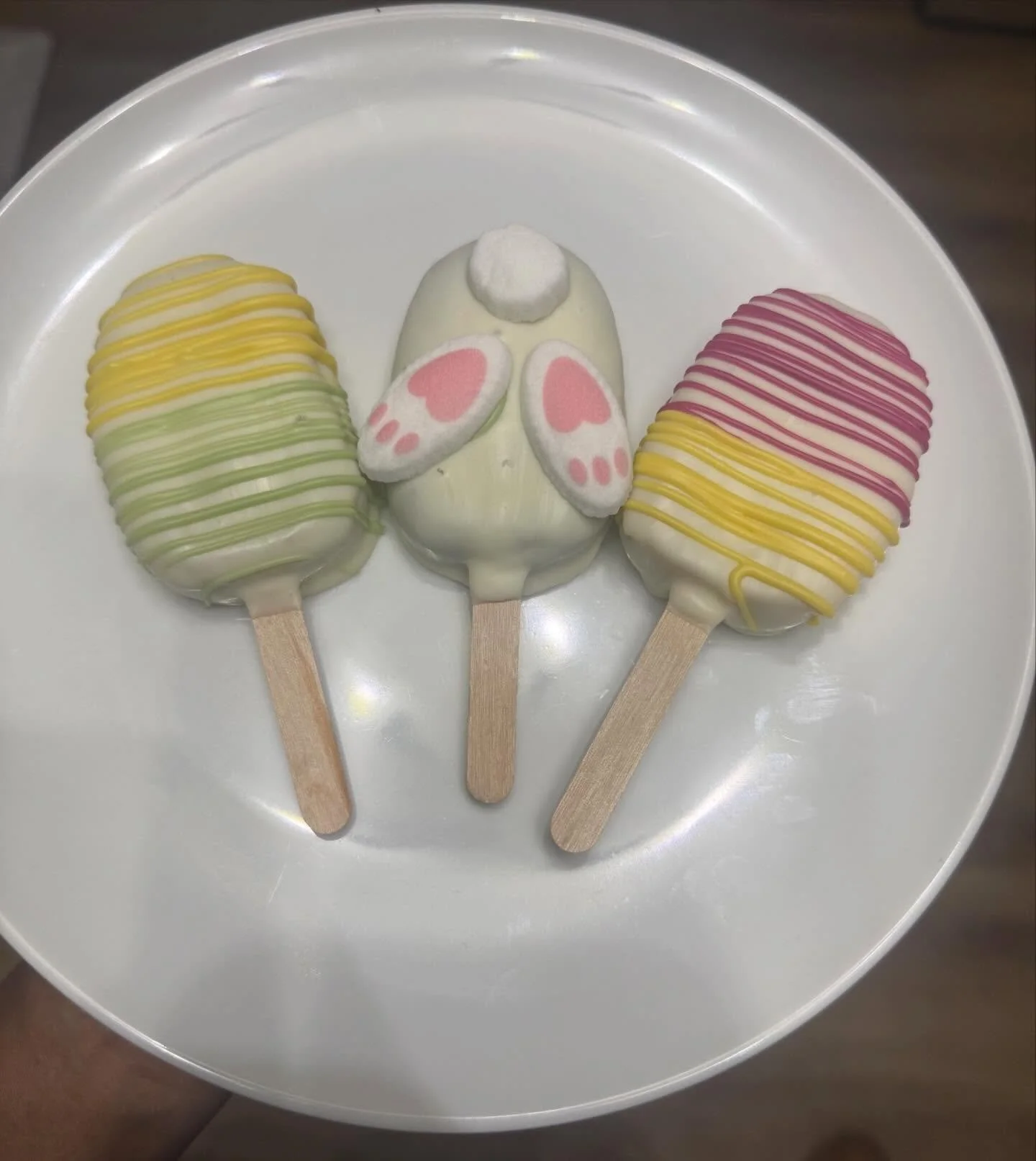 Make your Easter celebration extra sweet with our delicious cake pops! 🌸🐣 

These bite-sized treats are perfect for dessert tables, Easter baskets, or a fun surprise for guests of all ages&mdash;they&rsquo;re as beautiful as they are tasty! 

✨ Per