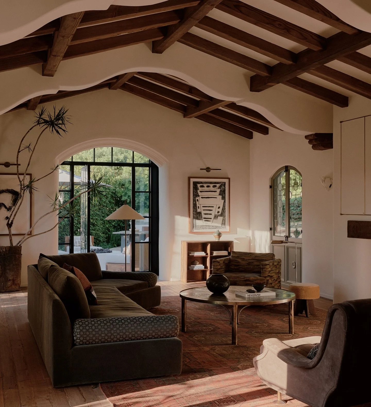 Ceiling curves and beams by Alexander Design