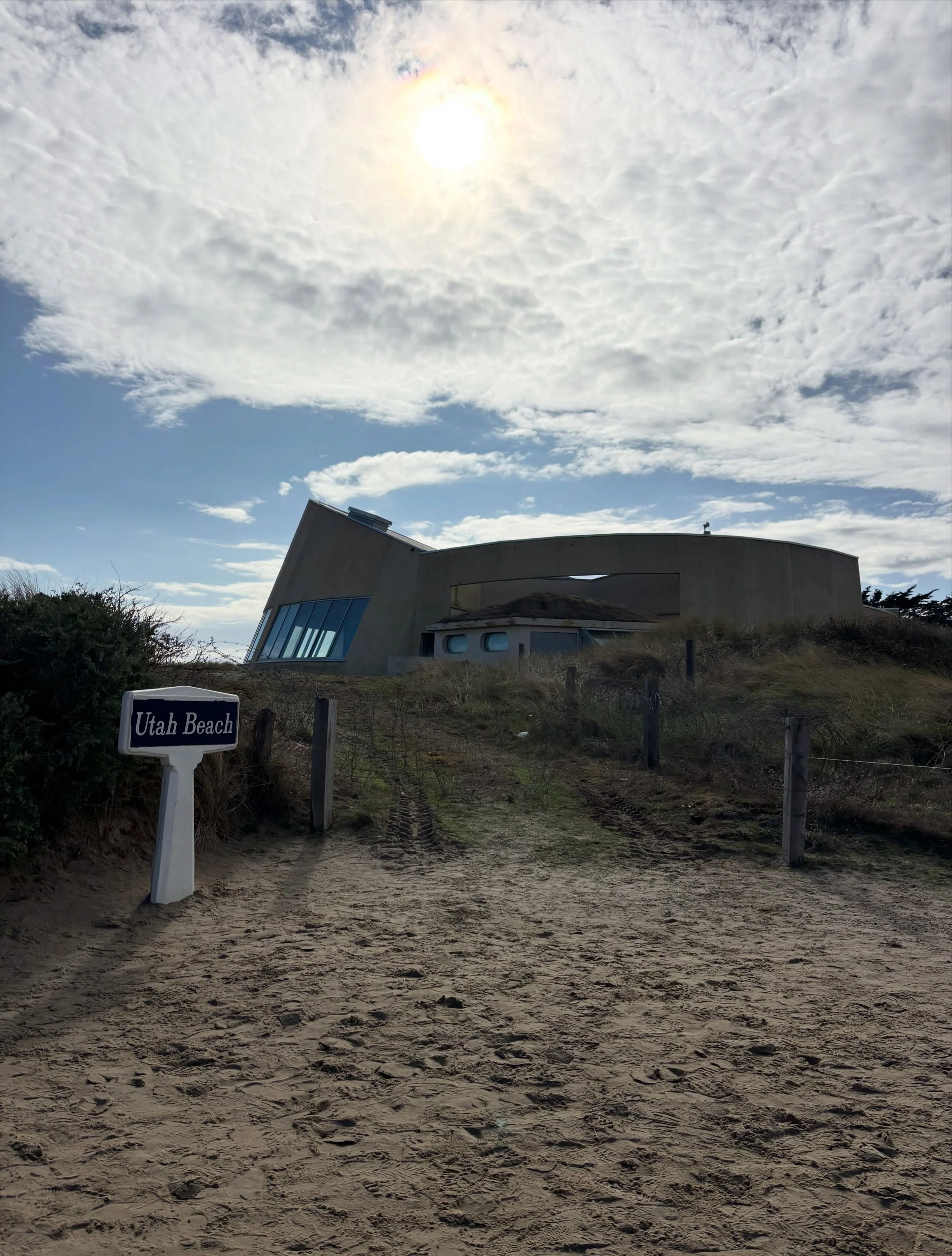 Some photos from a research trip to Normandy for upcoming @historythatdoesntsuck episodes about D-Day 

Photo: view of Utah Beach and the Utah Beach Museum

The monument to American troops on Omaha Beach

The Church of Saints-Mere-Eglise where Americ