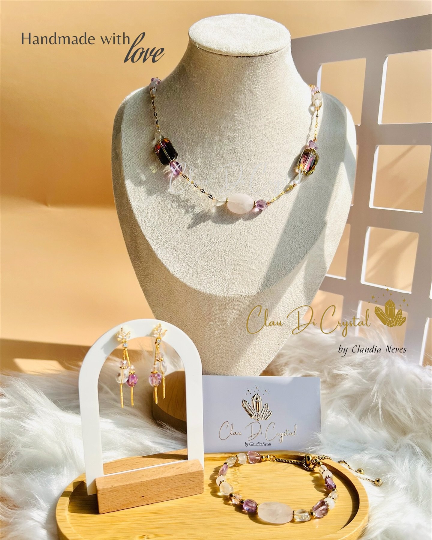 Fui desafiada mais uma vez por uma cliente querida 💫
Pediu-me que criasse um conjunto especial para usar numa cerimónia marcante da sua vida.
Aceitei o desafio com todo o carinho — e assim nasceu o conjunto “Amour in Bloom”