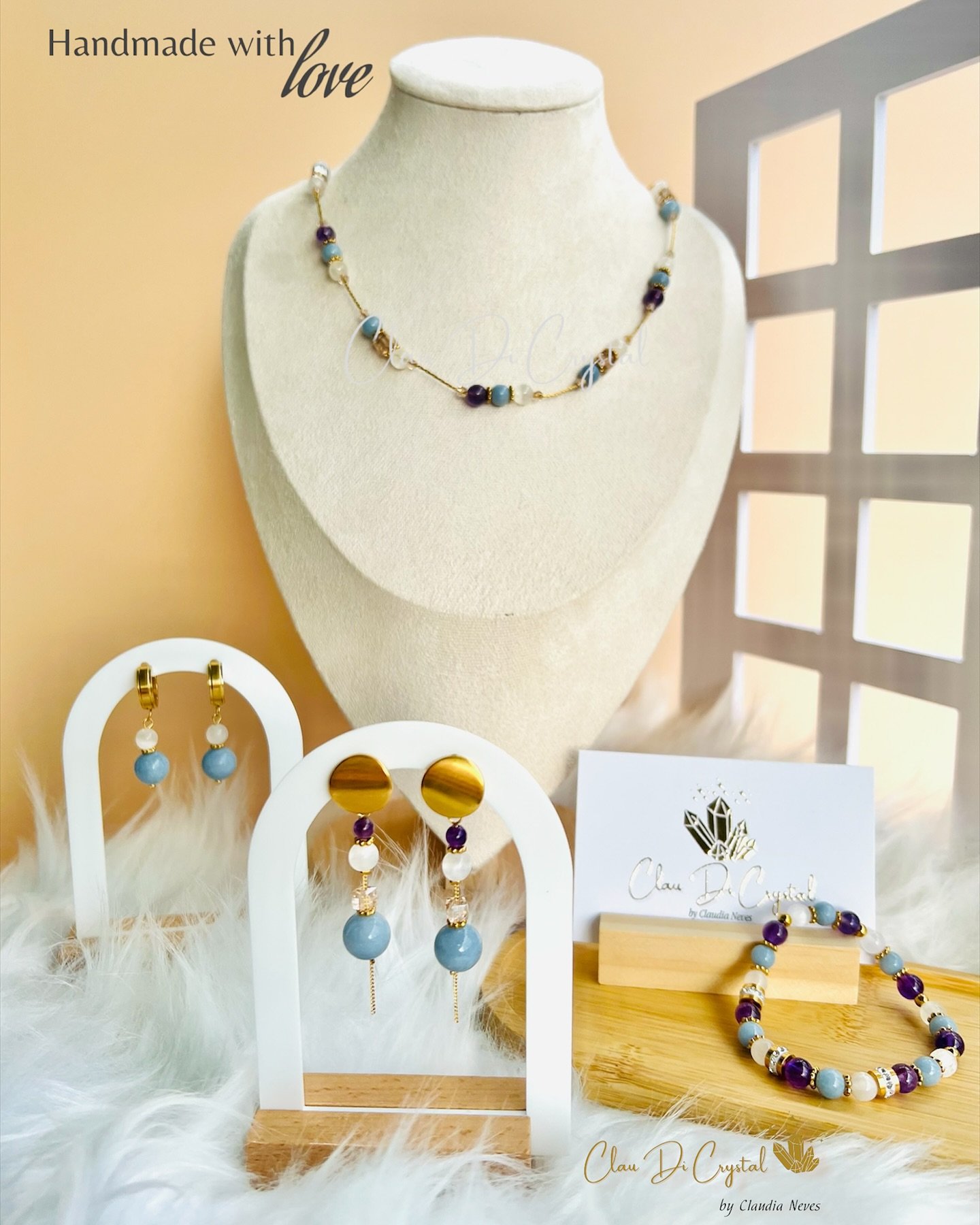 ✨ Angelo di Cristallo ✨
Um conjunto delicado e luminoso, feito à mão com amor, que combina três pedras poderosas: Angelita, Ametista e Selenita.
Cada peça reflete a energia suave dos anjos, trazendo paz interior, prote&cce