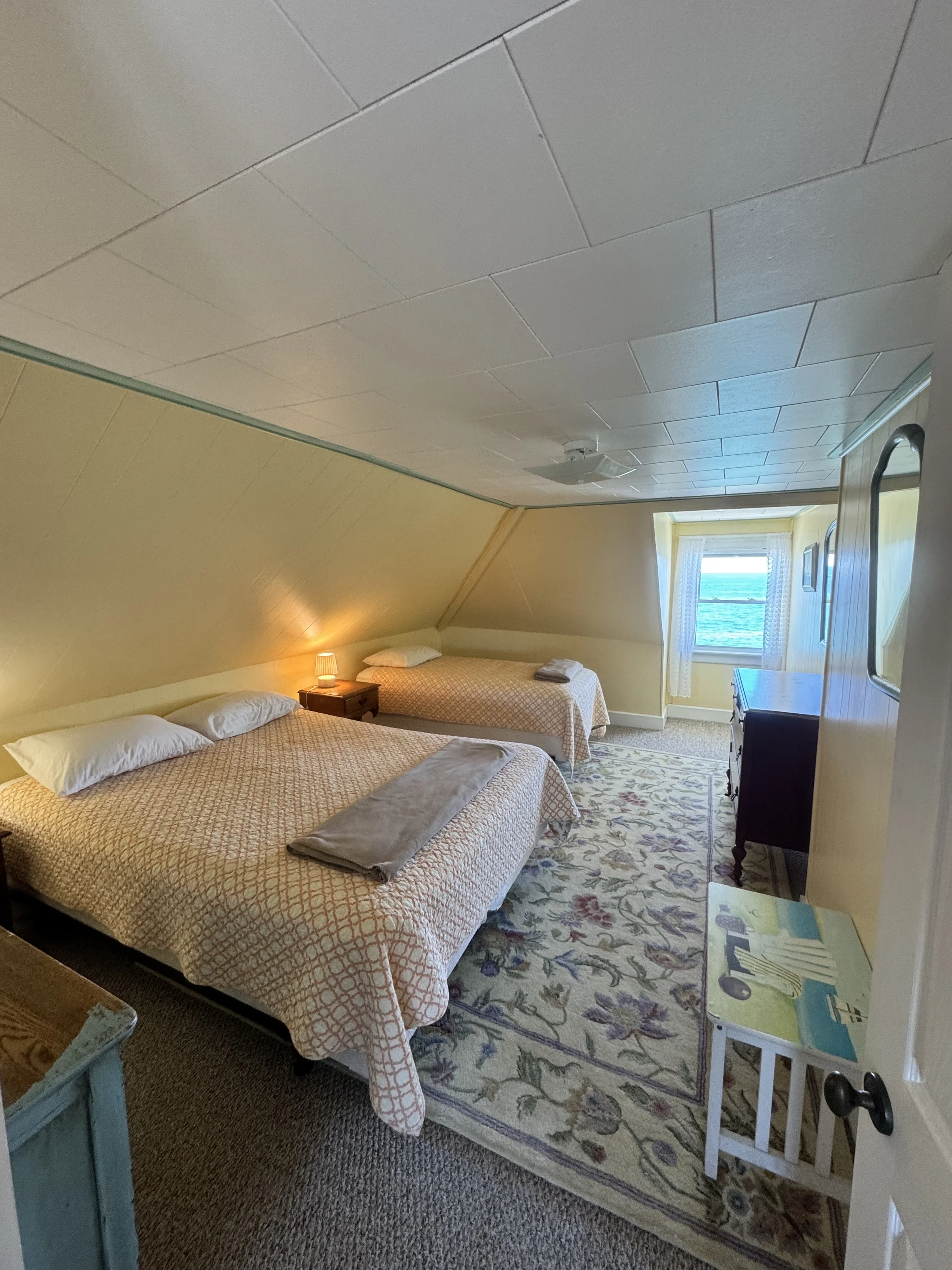 Bedroom #7: Features a queen bed and twin bed. 