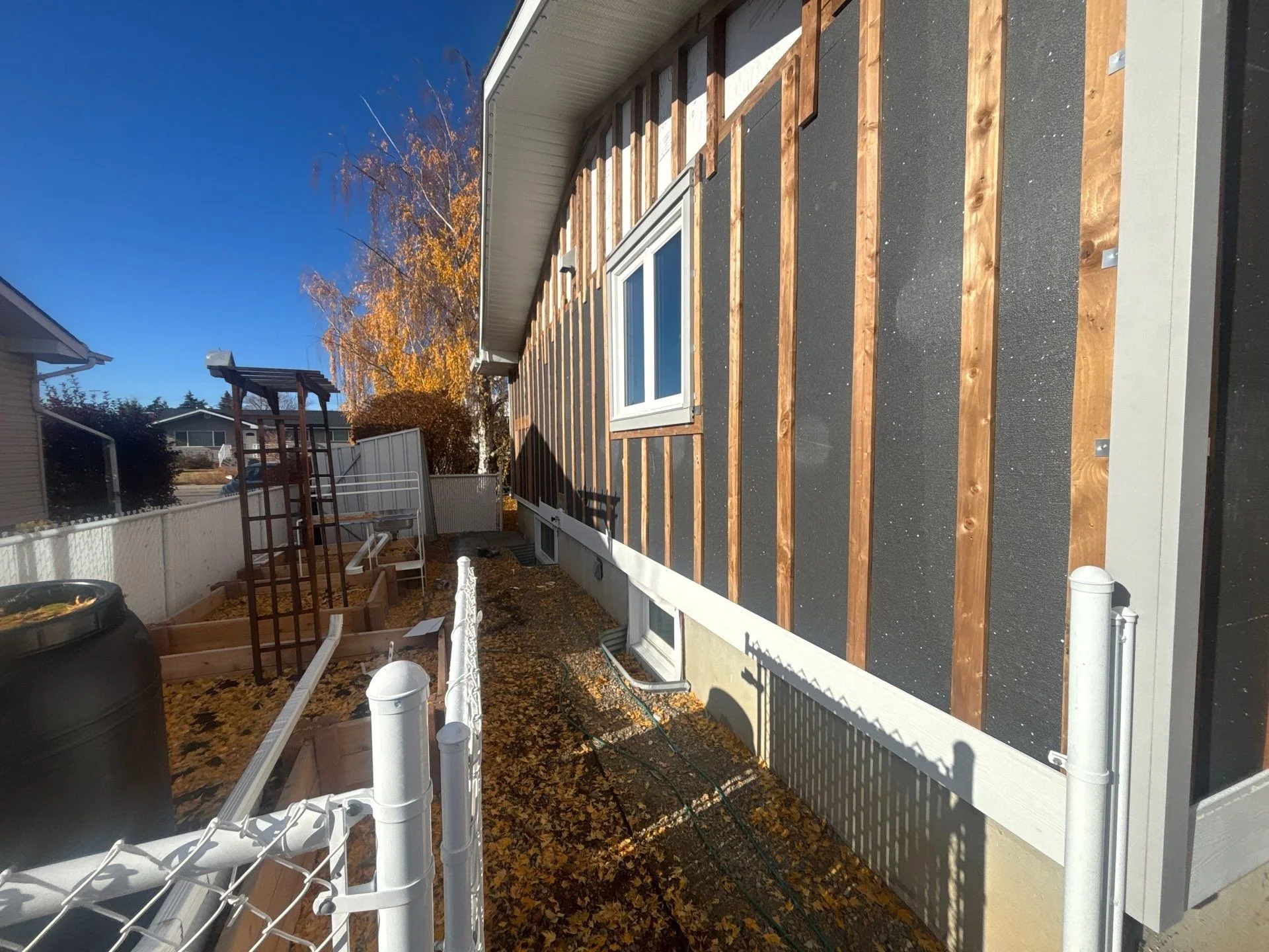 Hardie Plank Being Installed Over Strapping and Enerspan Insulation Panels