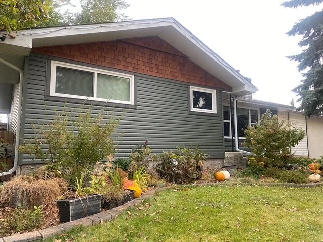 Vinyl siding is by far the most popular choice in Edmonton, and all of Alberta. This is Royal Residential vinyl siding in Flagstone.