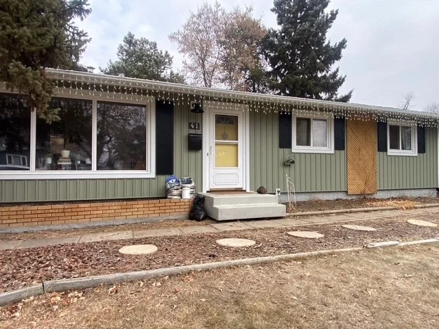 A Edmonton area bungalow with Royal Cypress vinyl board and batten installed