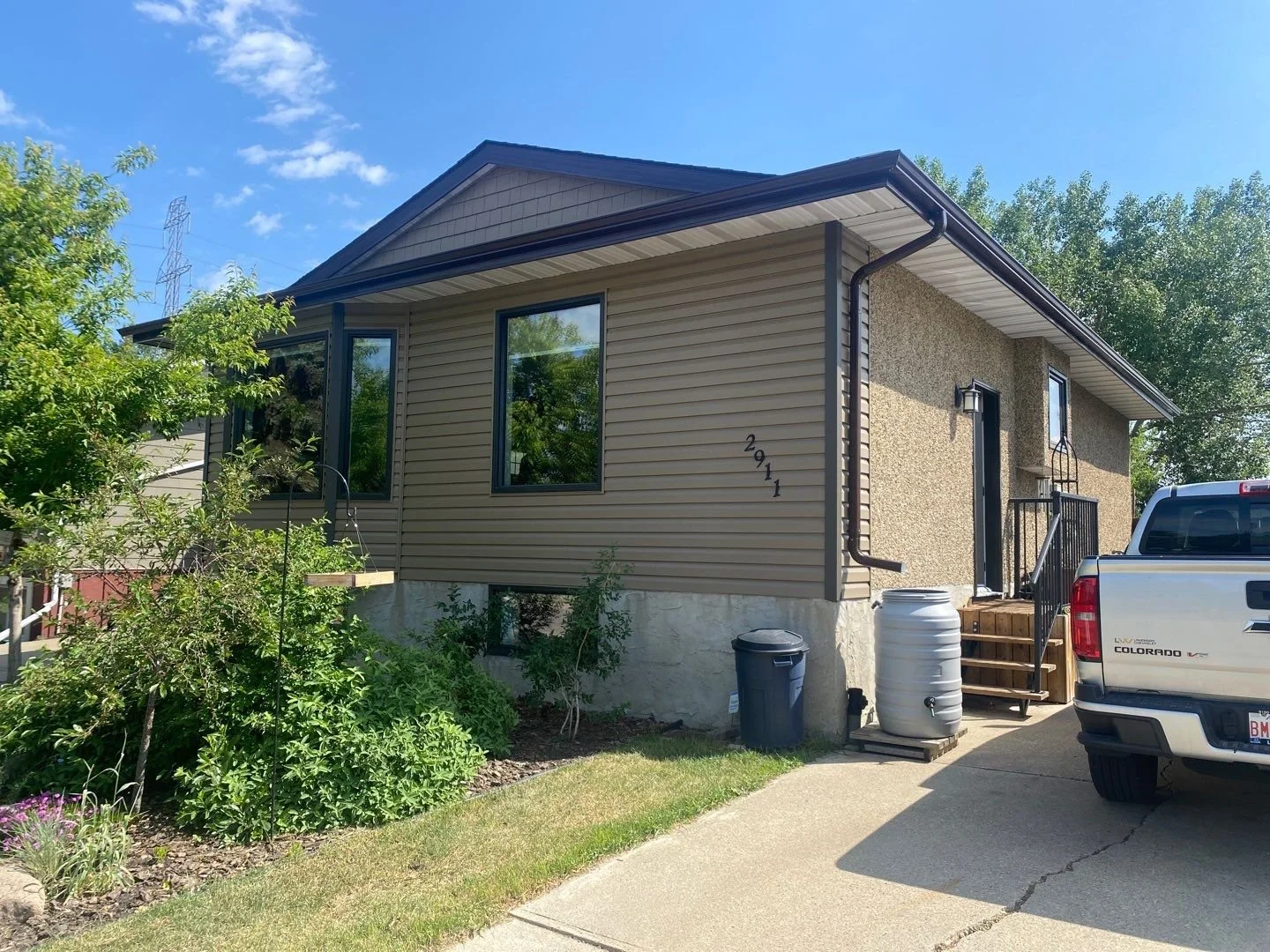 Mitten Khaki Brown Siding
