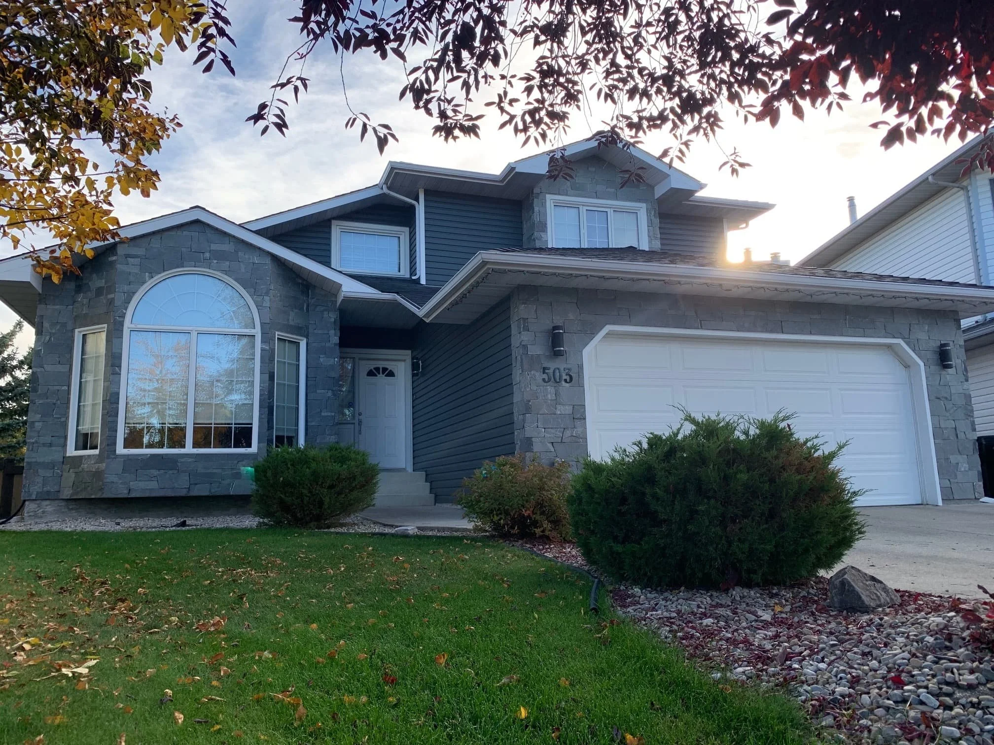This photo shows a home with Mitten vinyl siding in Sapphire Blue.