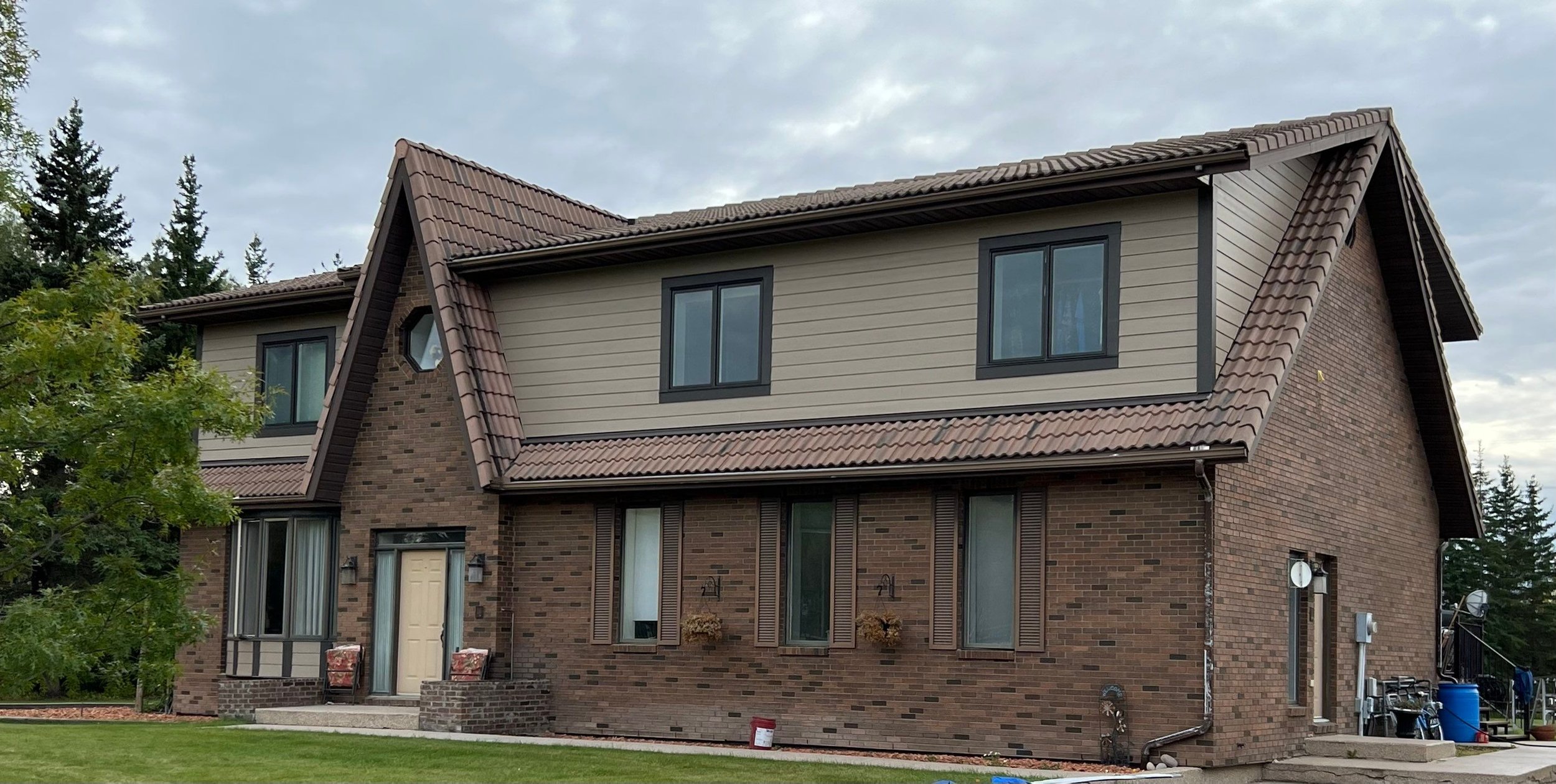 Khaki Brown Hardie Board on Farm home in Edmonton