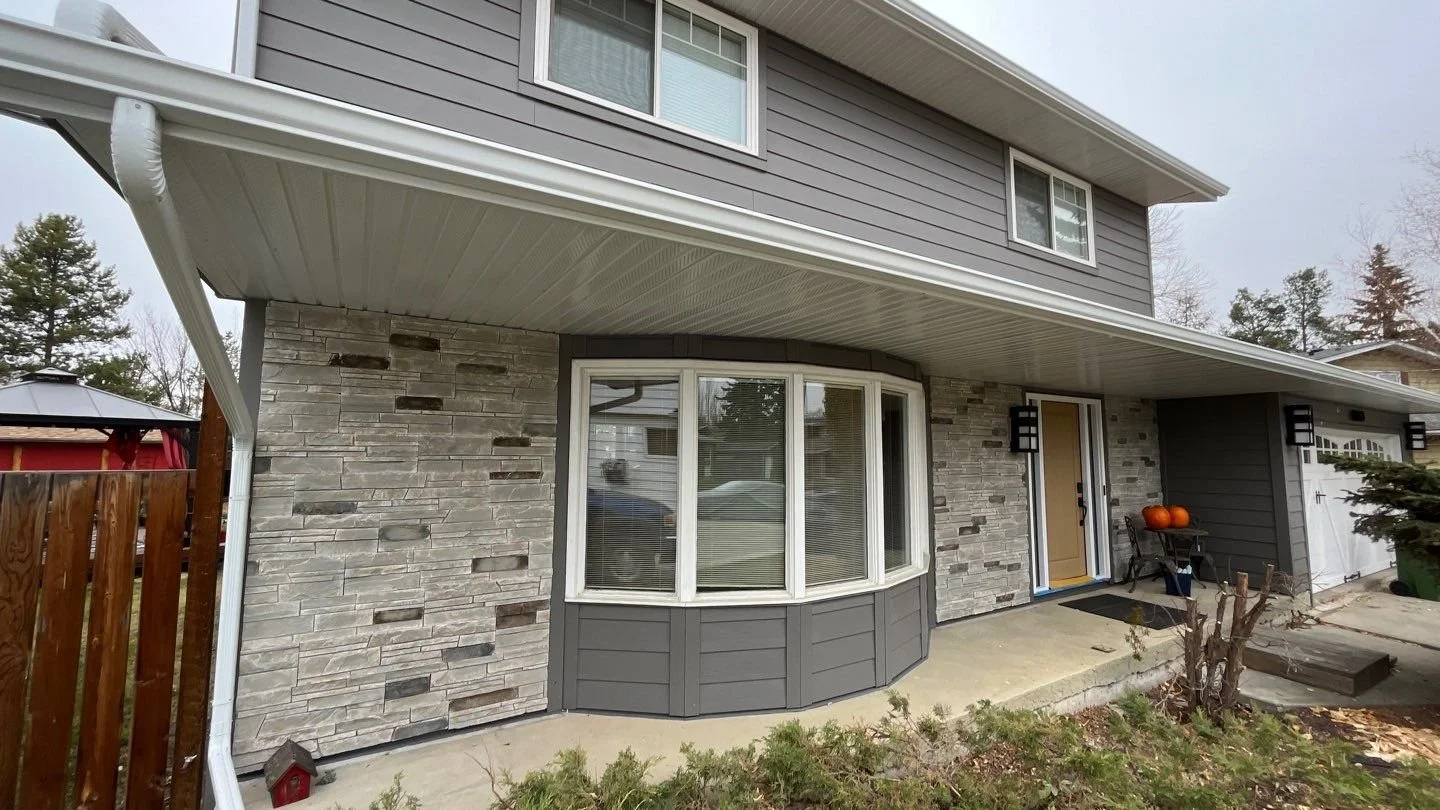 Versetta Ledgestone in Mission Point along with HardiePlank lap siding in Aged Pewter