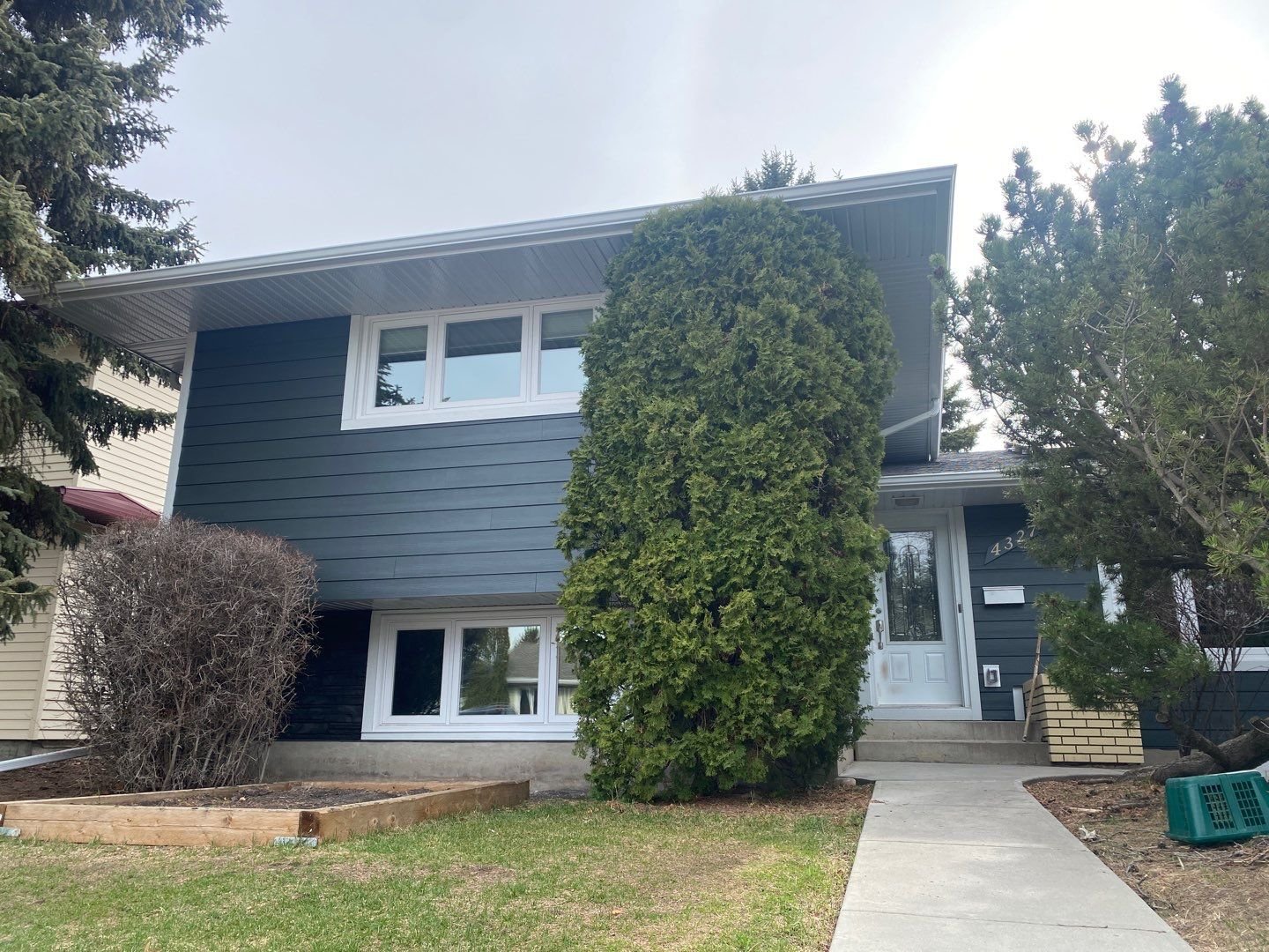 Iron Gray Siding From James Hardie on Edmonton home