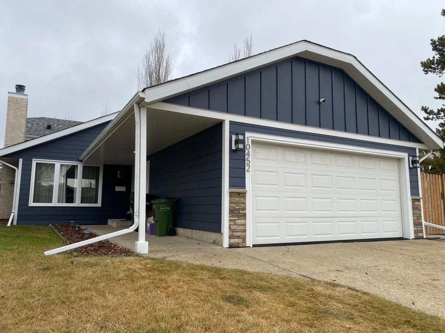 This photo shows a renovation project with Hardie board fiber cement in Deep Ocean.