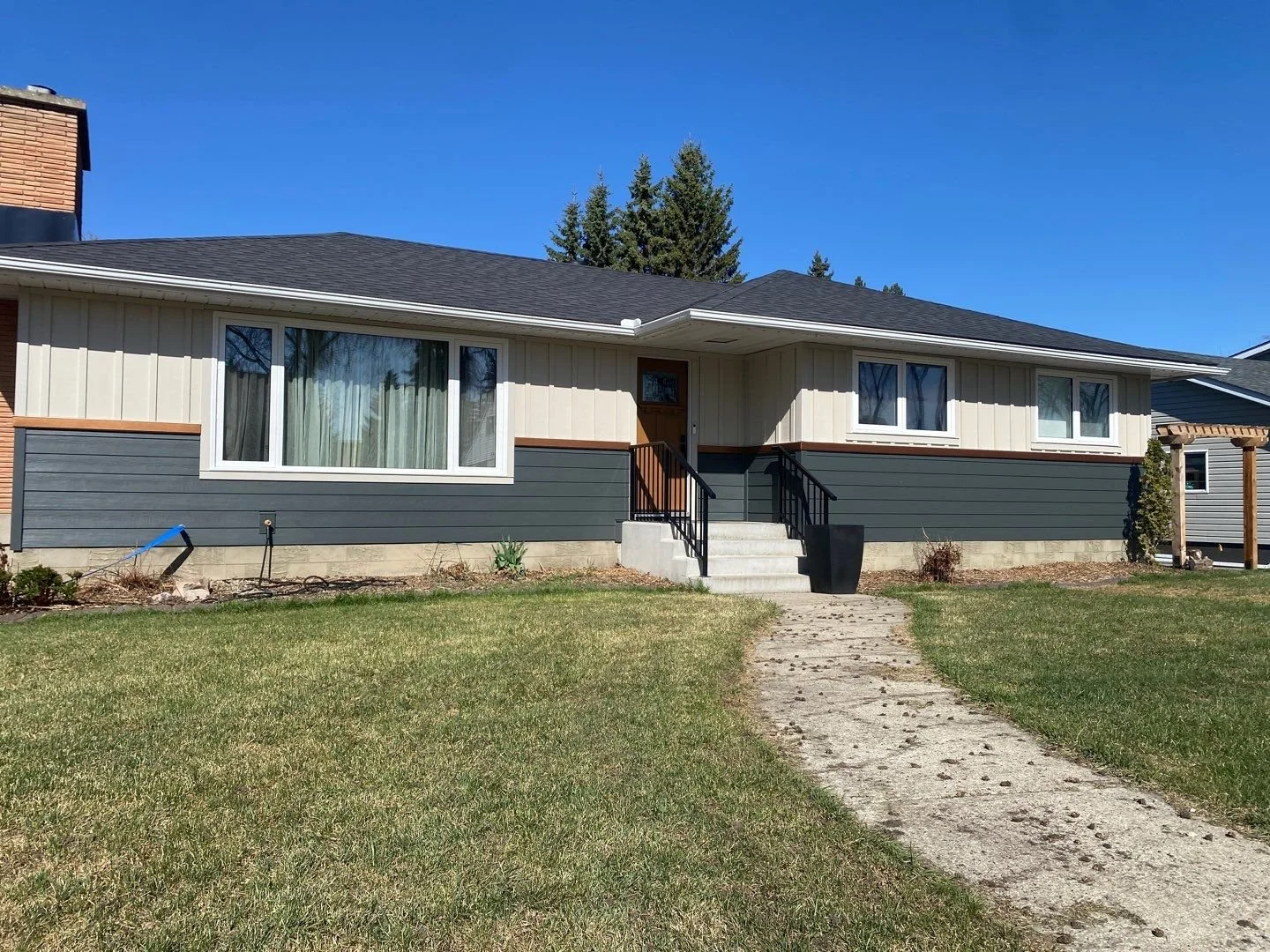 hardie-bungalow-siding-renovation-stony-plain-ab.jpg