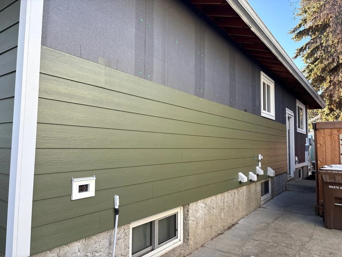 Hardie Plank Being Installed Directly Over 1" Enerspan Insulation