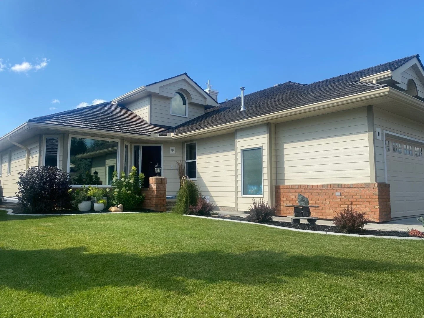 Hardie Plank in Navajo Beige Edmonton home