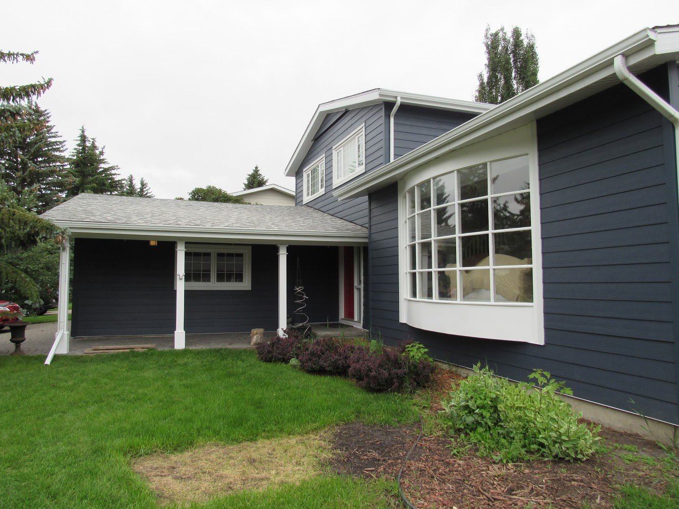 Hardie board in Deep Ocean on front of Edmonton home