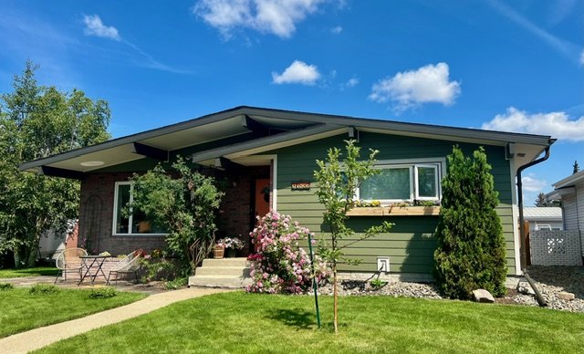 Hardie Siding front facade in Edmonton in Mountain Sage