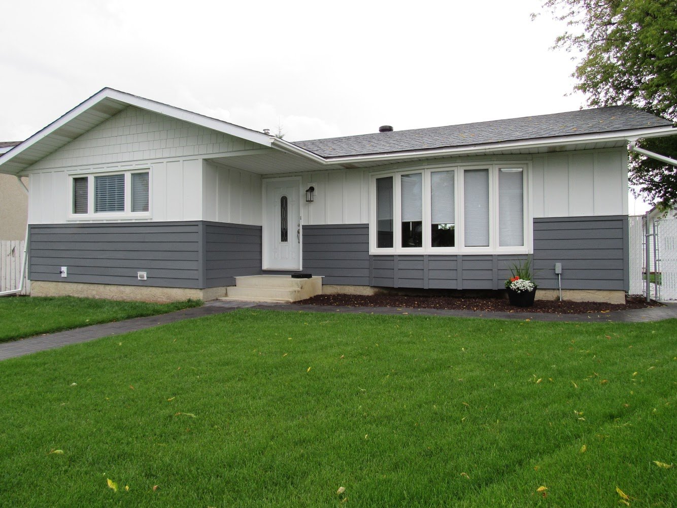 Arctic White Hardie Board & Batten and Shingle, Night Gray Hardie Plank