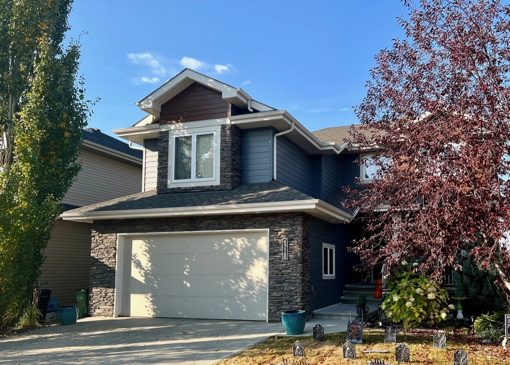 This photo shows a James Hardie siding replacement project in Edmonton, including Lux woodgrain siding as an accent.