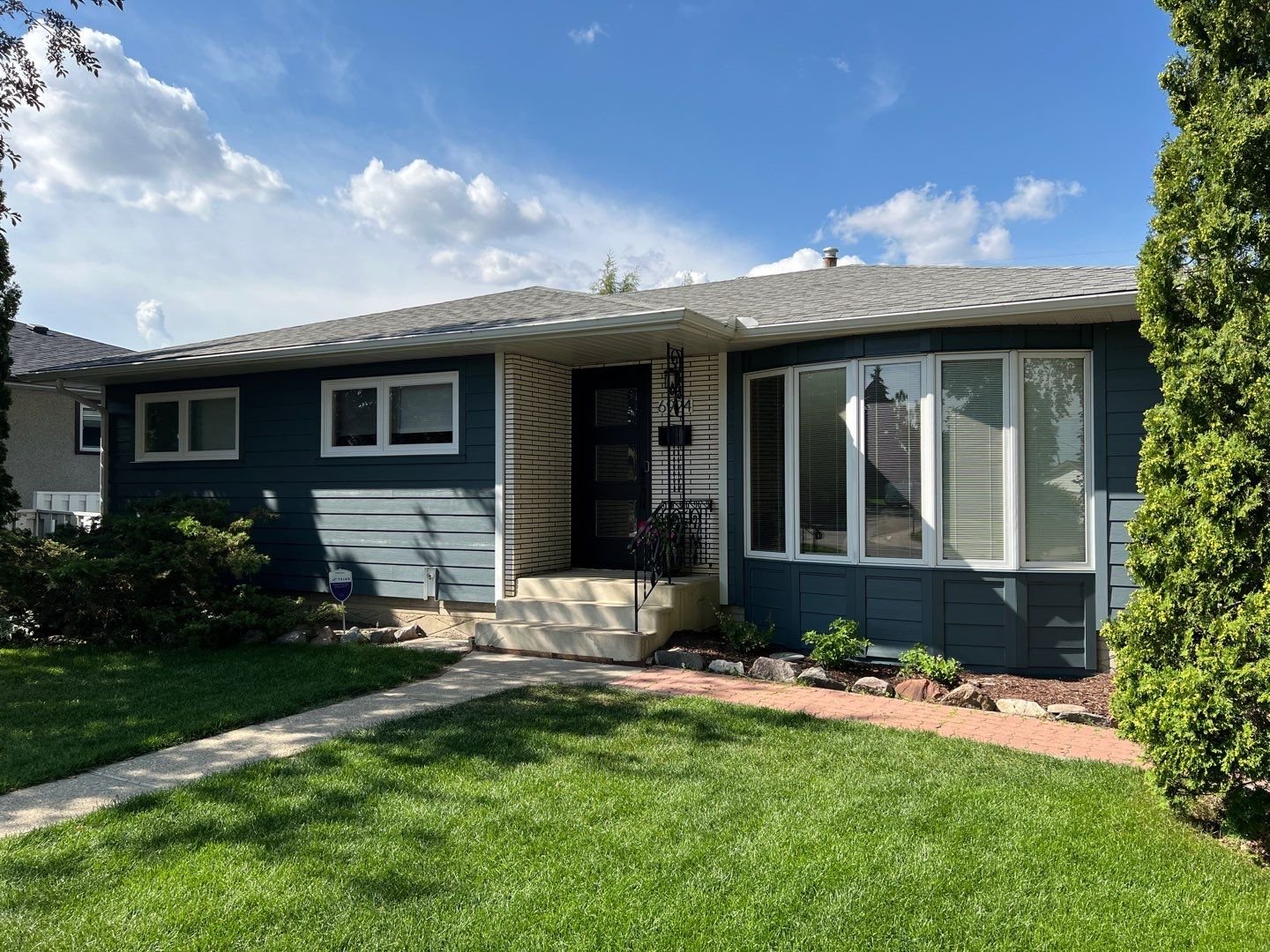 Evening Blue Hardie Plank on an Edmonton bungalow