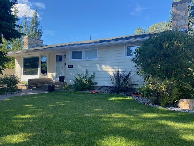 Cute Edmonton bungalow in Hardie Board Siding Navajo Beige