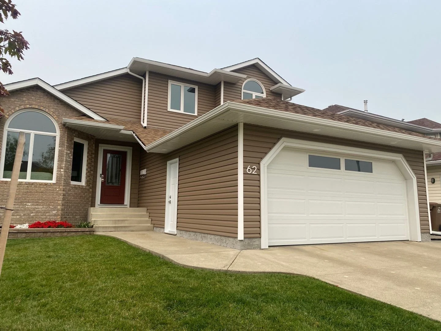 A beautiful Edmonton area home renovated with Royal Vinyl Siding in Walnut