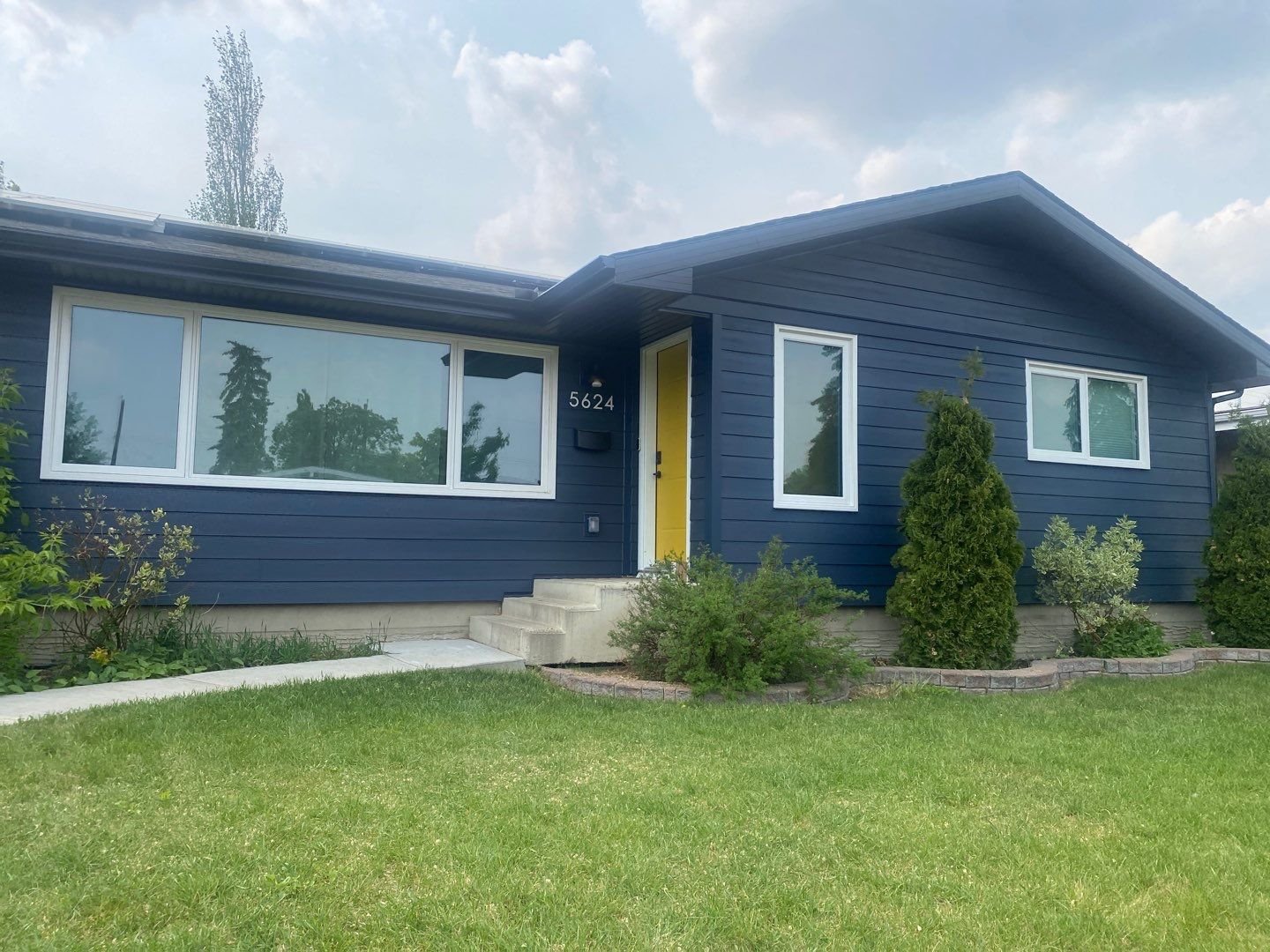 Deep Ocean Hardie siding on house with yellow door in Edmonton