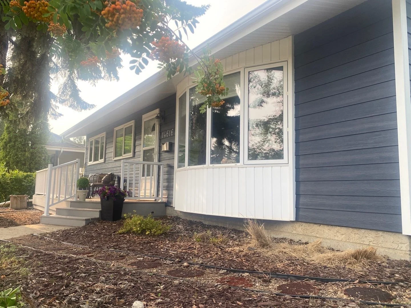 Bungalow Front Facade in Deep Ocean Hardie