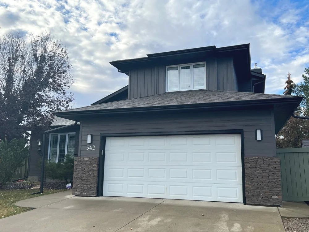 A combination of Hardie board and vinyl siding on an Edmonton two storey home.